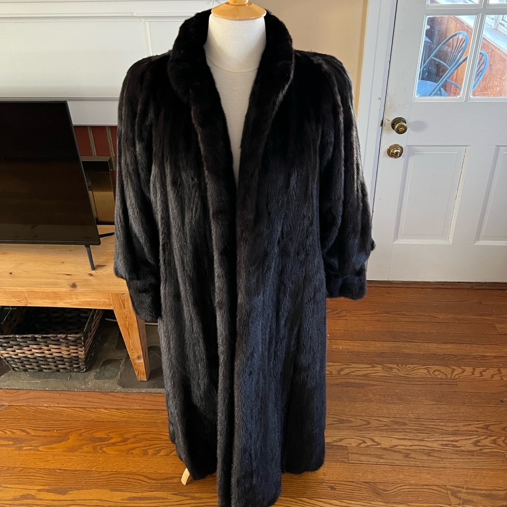 BILL BLASS MINK COAT - Picture 3 of 7